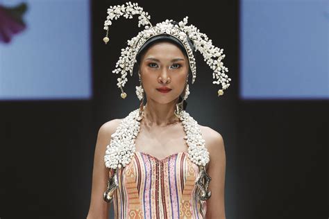 Jakarta Fashion Week 2018: Unveiling Indonesia’s Creative Renaissance and Redefining Modesty Through Innovative Silhouettes